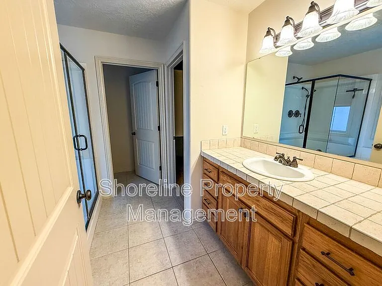2328 E Satterfield St — Photo 20