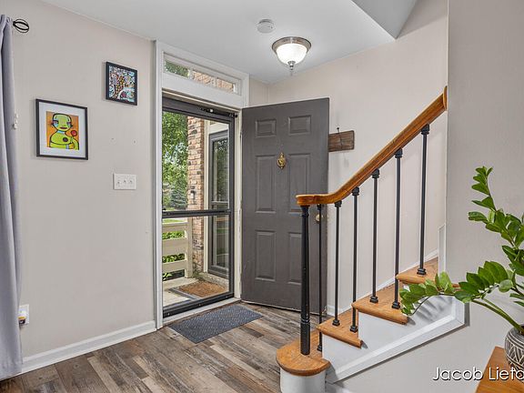 3rd image of 2423 Cranden Dr SE