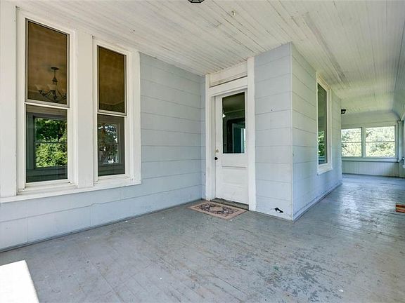 4th image of 406 E 4th St