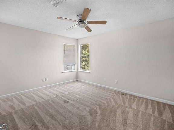 4th image of 990 Chapman Ln
