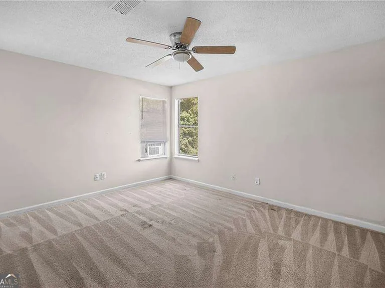 990 Chapman Ln — Photo 4