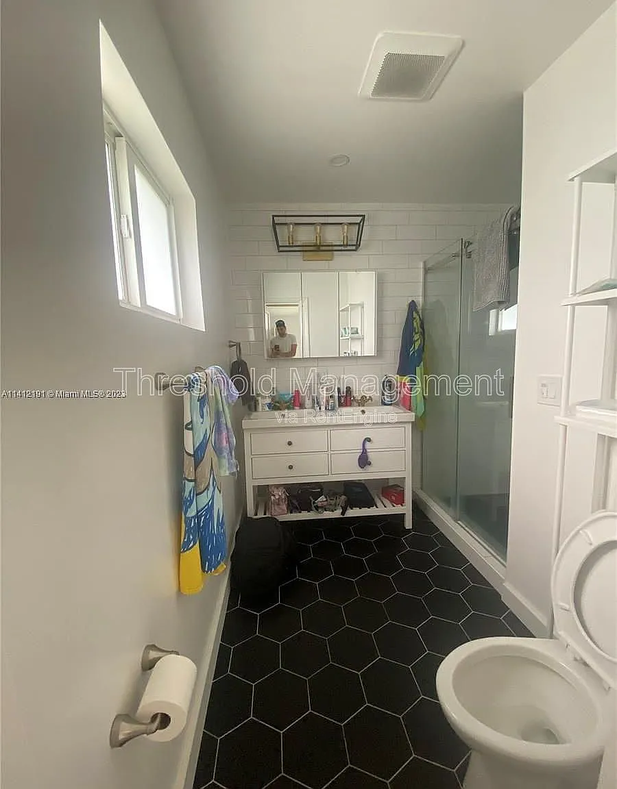 3 bed, 2.0 bath, 2050 sqft, $4,950 — Photo 4