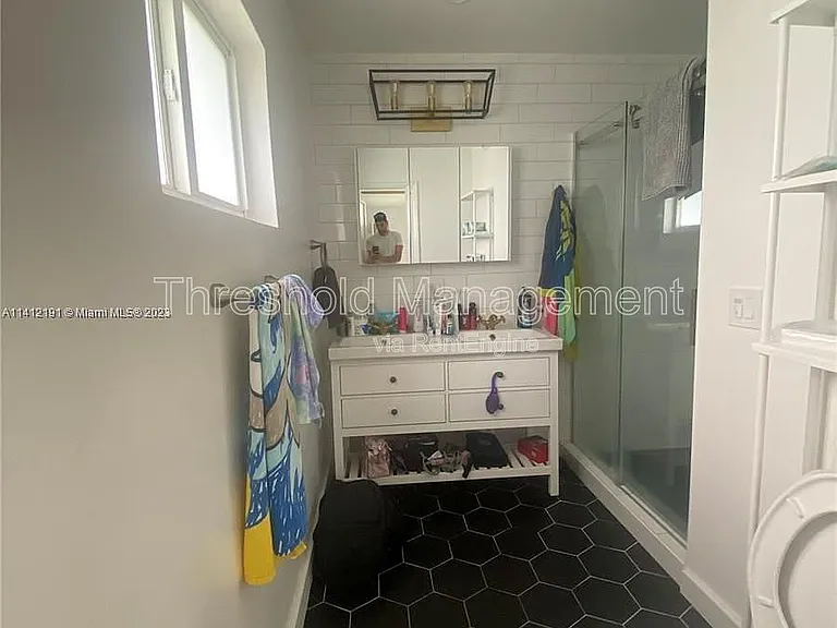 6910 SW 64th Ave — Photo 4