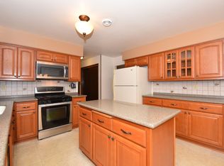S43W25340 Red Oak Dr, Waukesha, WI 53189