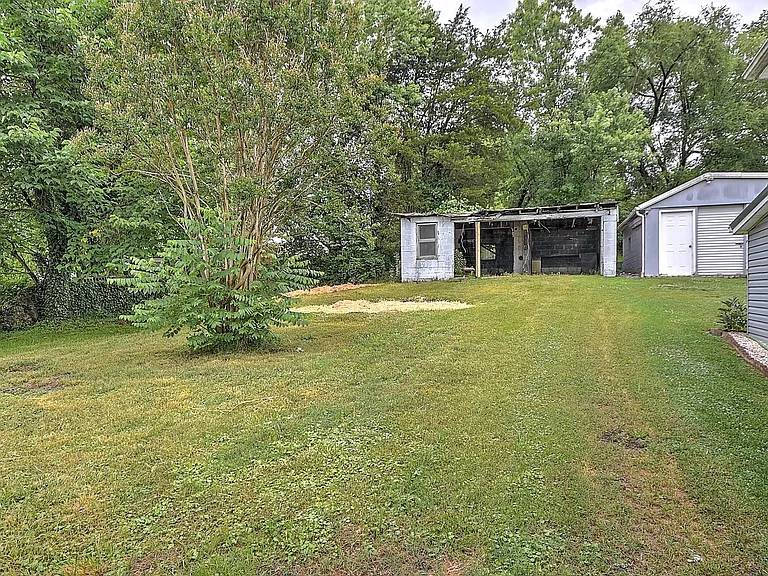 1712 Oaklawn St — Photo 25