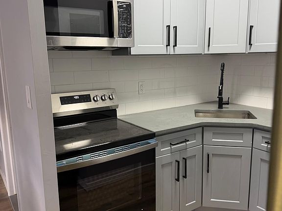 3rd image of 1044 Manor Ave #1FF