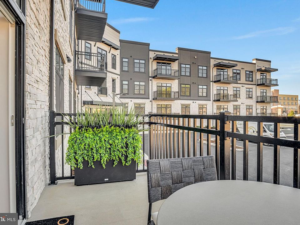 1st image of 117 Blackford Blvd #104