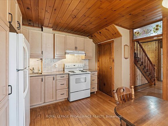 3rd image of 211 Colborne St