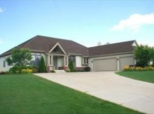 N54W17160 Autumn View Ln, Menomonee Falls, WI 53051