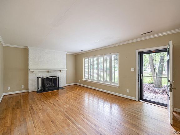 4th image of 210 Lakewood Dr