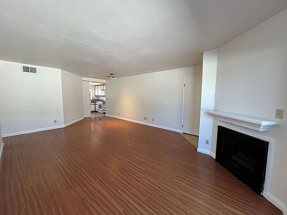 3rd image of 12960 Moorpark St APT 4