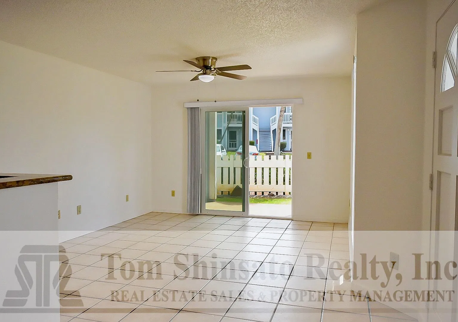 Newly Remodeled 2 bedroom and 2 Bath 2 Parking 2 Parking — Photo 4
