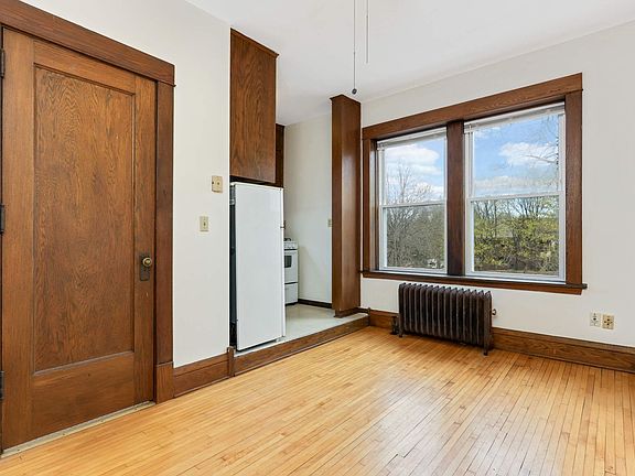 4th image of 1117 W Franklin Ave #301