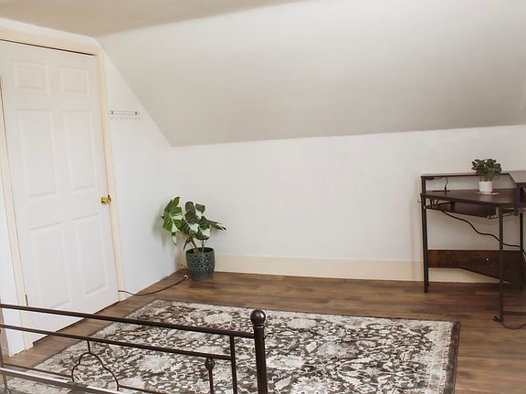 Bedroom (different angle)