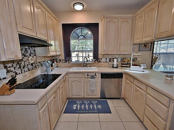 3rd image of 3611 Sunnypark Dr
