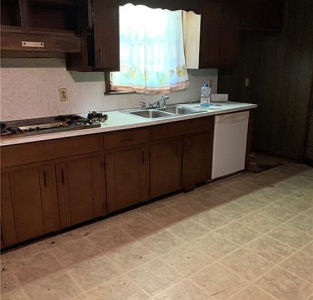 2nd image of 860 Lee Dr NW