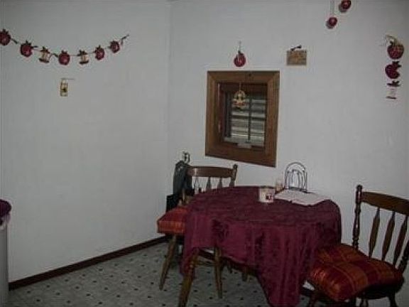 5th image of 226 Simon Ln
