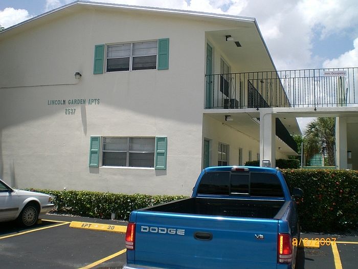 1st image of 2537 Lincoln St APT 1