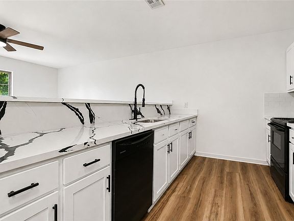 4th image of 3302 SW Victoria Pl #D