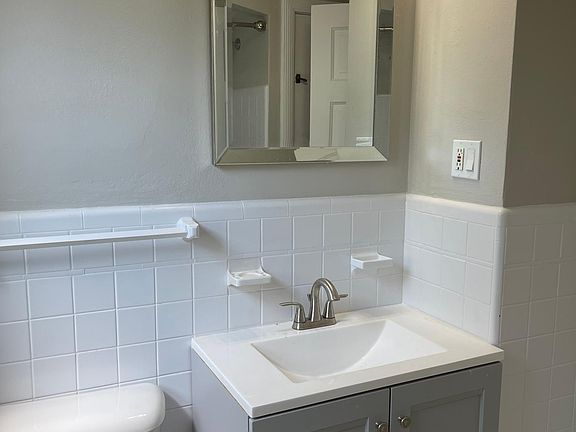 4th image of 6382 Bancroft Ave #1F