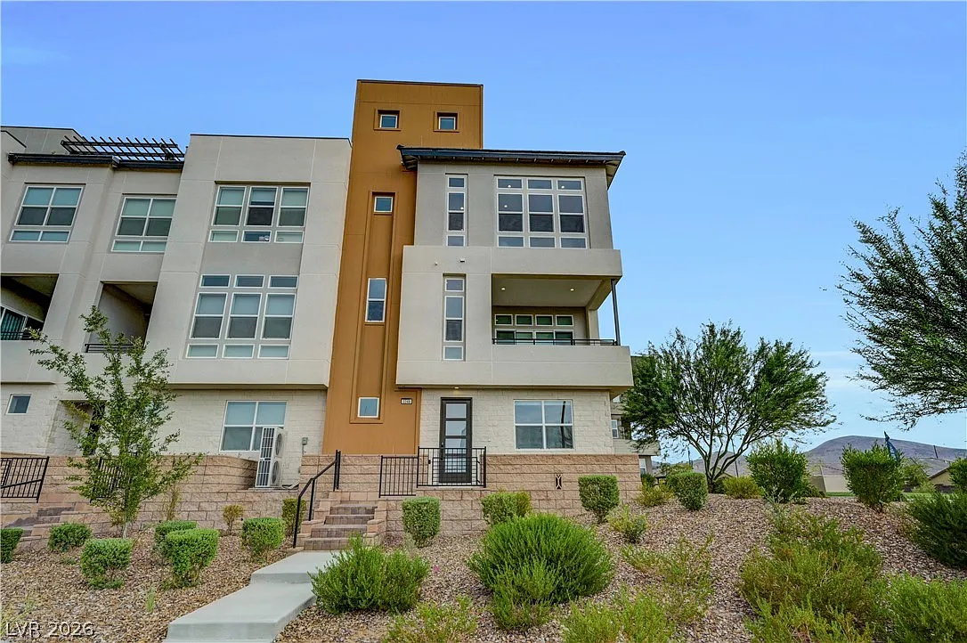 3 bed, 4.0 bath, 2364 sqft, $5,000 — Photo 1