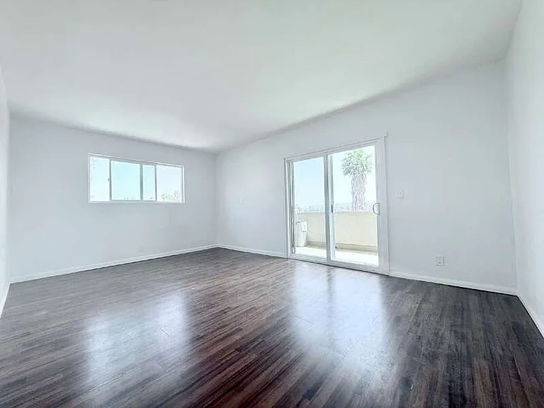 1915 S Longwood Ave #5 — Photo 1