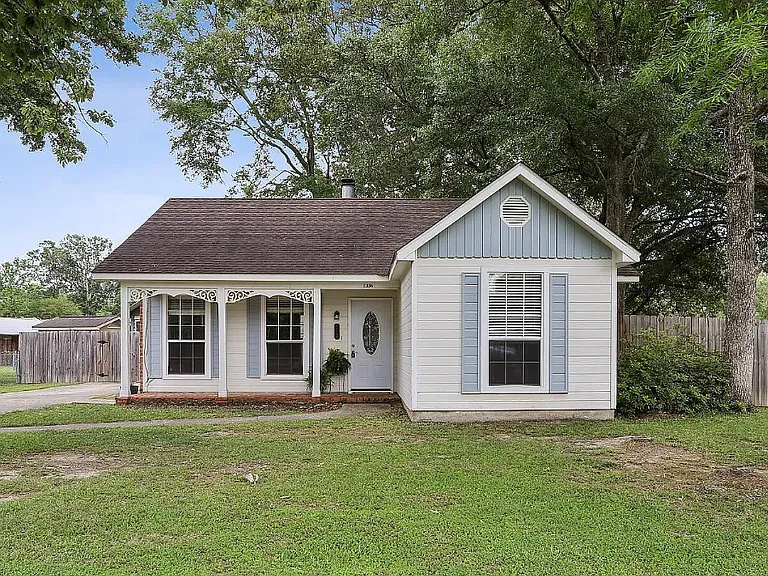 11136 Village Green Dr — Photo 1