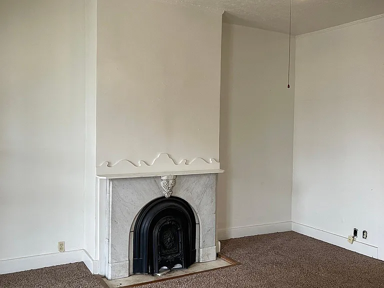 323 SE 2nd St #C — Photo 2