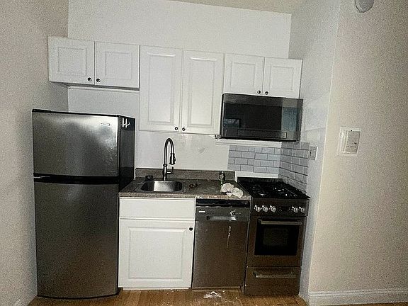 3rd image of 11880 Metropolitan Ave APT 1H