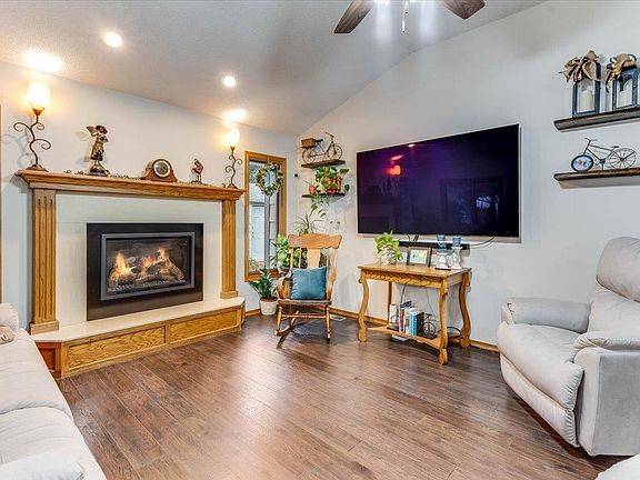 3rd image of 722 E Mockingbird Ln