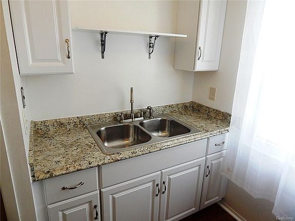 4th image of 132 Lake Village Dr #1