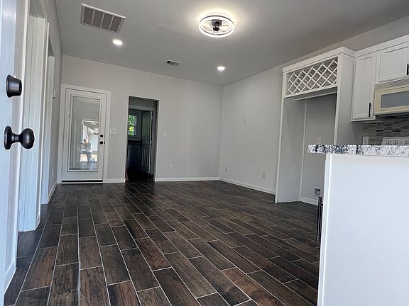 3rd image of 435 E Sayers Ave