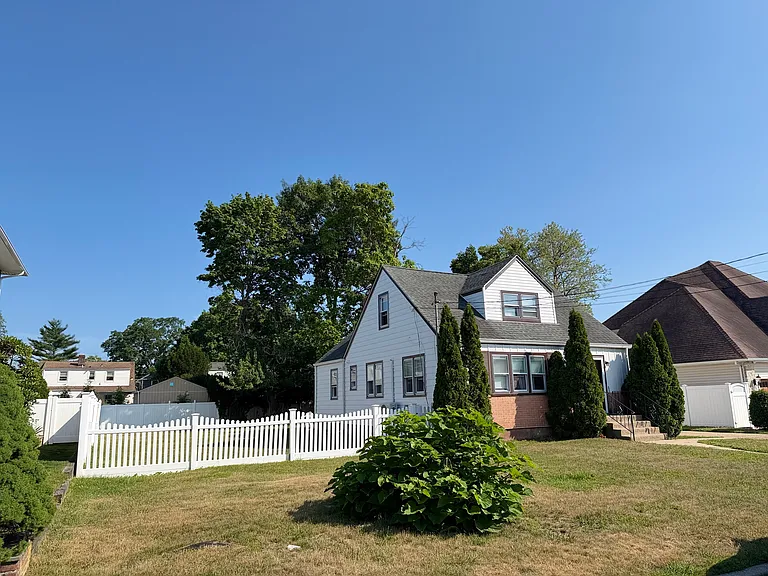 2306 Lincoln St — Photo 3