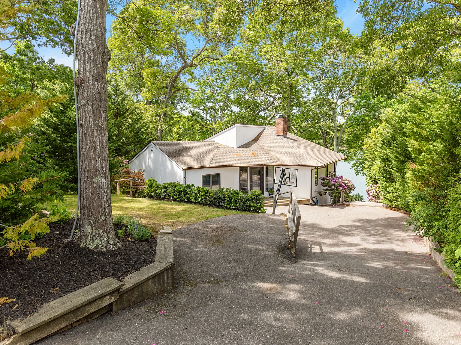 Charming Waterfront Southampton Rental — Photo 2