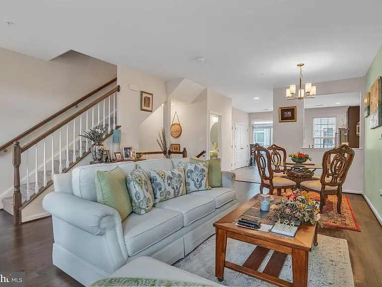 1601 Wesbourne Dr — Photo 4