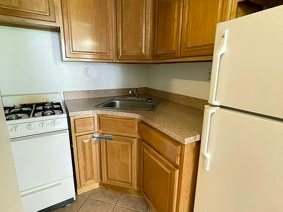 4th image of 138 W 70th St #3A