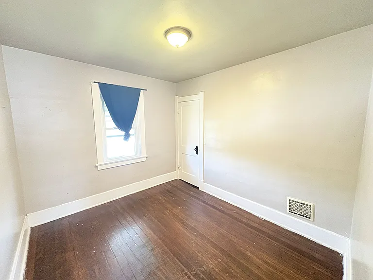 261 E Lake St — Photo 17