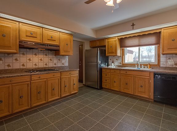 3rd image of 520 Royal Oaks Dr