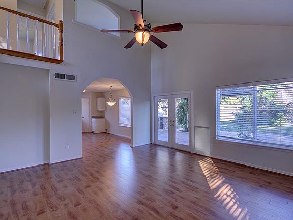 3rd image of 1031 E Brompton Dr
