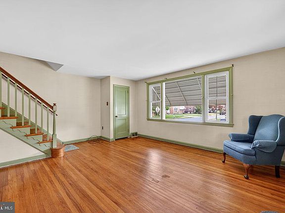 4th image of 703 Tasker St