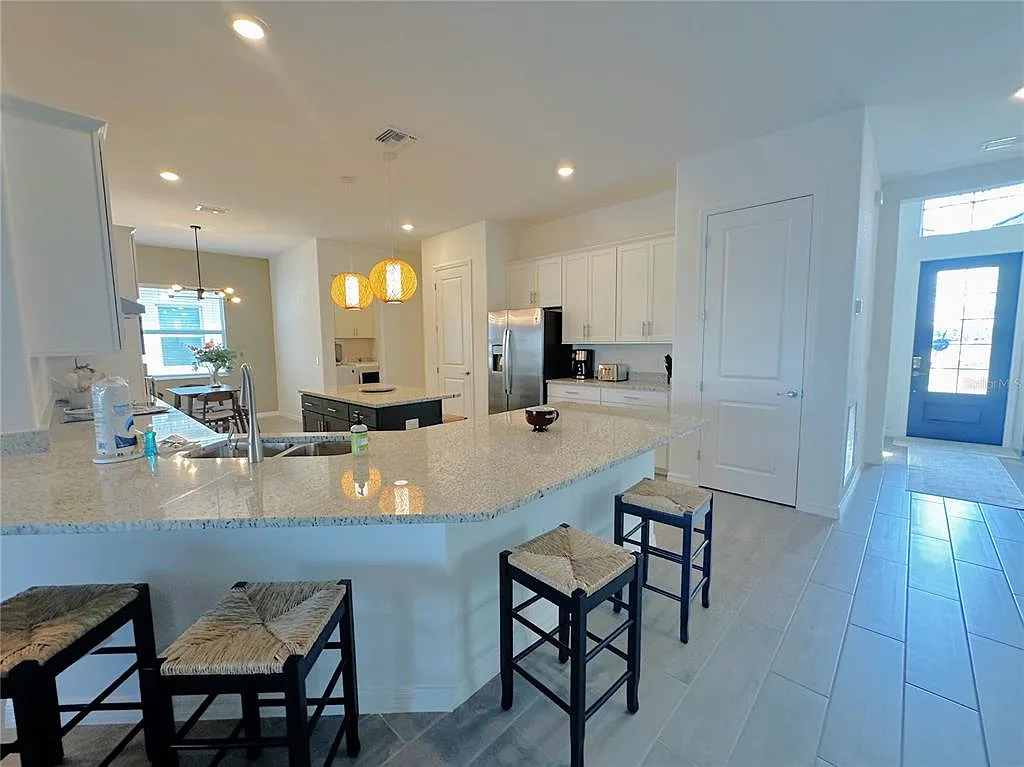 4 bed, 3.0 bath, 2251 sqft, $9,500 — Photo 4