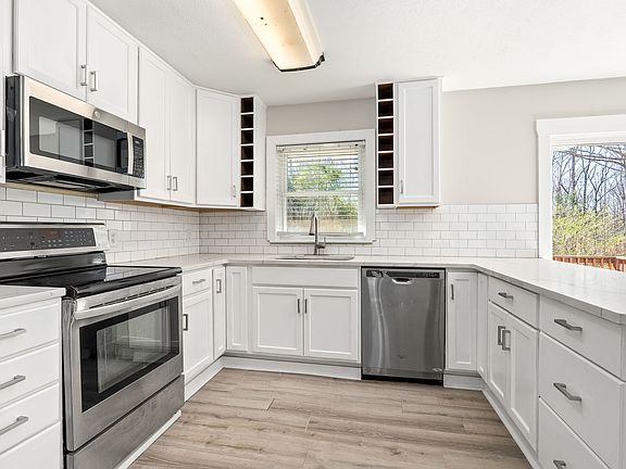 3rd image of 1005 Crawford Rd