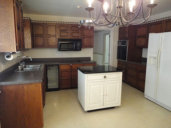 Eat-in kitchen