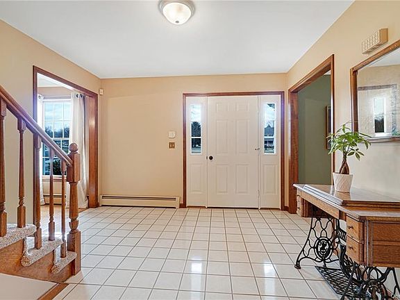 5th image of 9 Thistle Dr