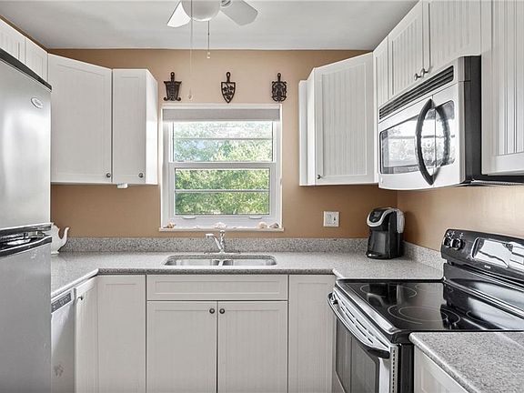 4th image of 22 Pine Arbor Ln