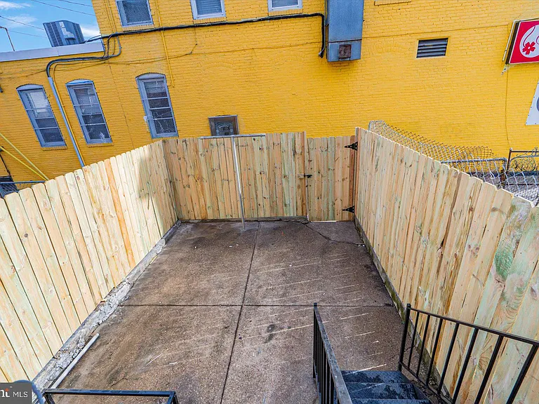 705 N Milton Ave — Photo 28