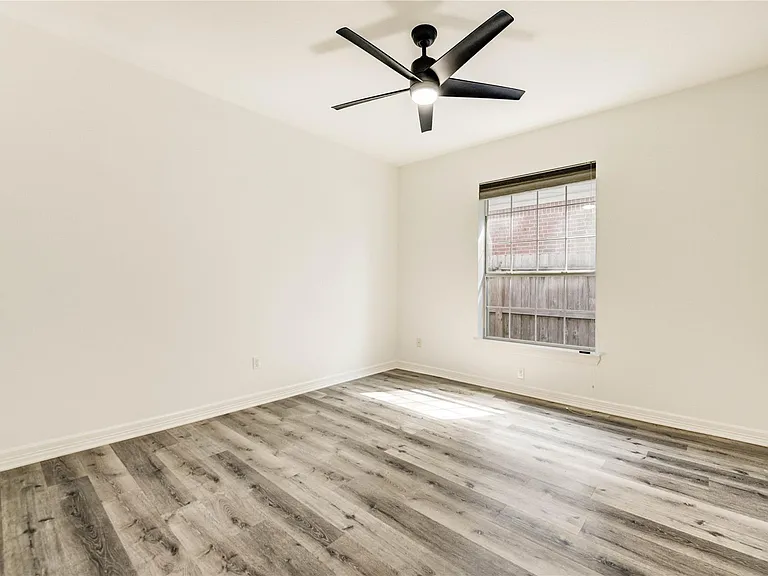 8803 Memorial Creek Dr — Photo 37