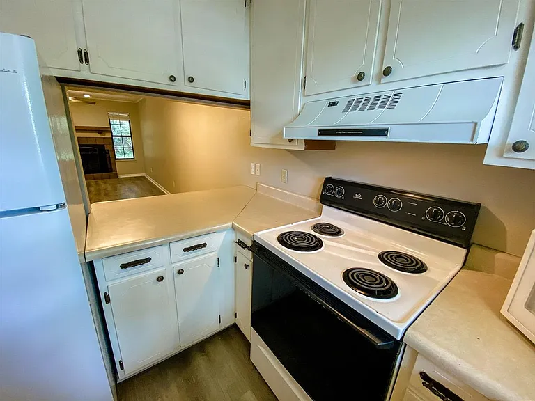 1104 Green Tree Ct #E — Photo 19