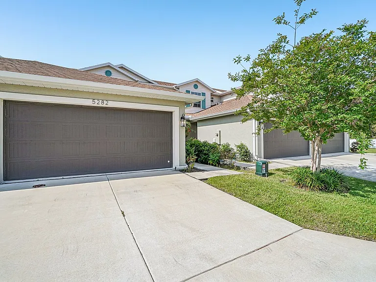 5282 Neil Dr — Photo 2