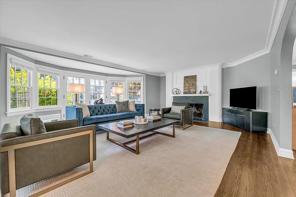 3 bed, 3.5 bath, 3328 sqft, $12,500 — Photo 3